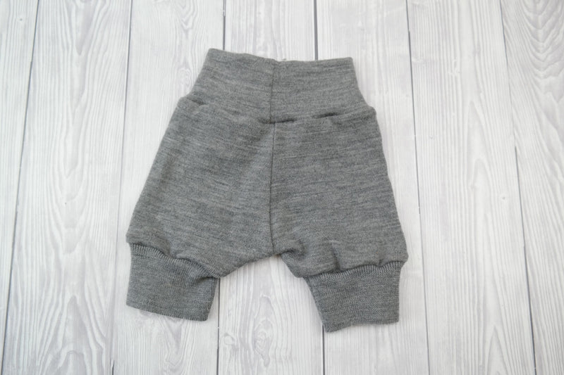 Kurze Hose Shorts Windelhose für Neugeborene Babys aus Upcycling Wolle Größe 50/56 in Grau