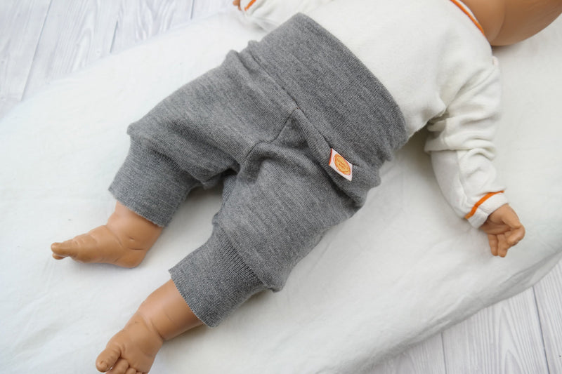 Kurze Hose Shorts Windelhose für Neugeborene Babys aus Upcycling Wolle Größe 50/56 in Grau