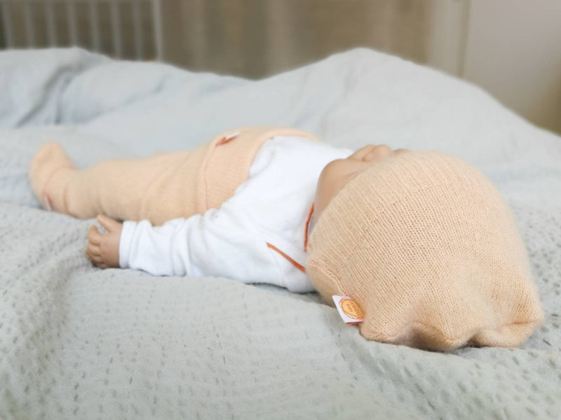 Set of pants, hat and shoes for newborns 50/56 made of 100% rescued merino wool in peach-pink