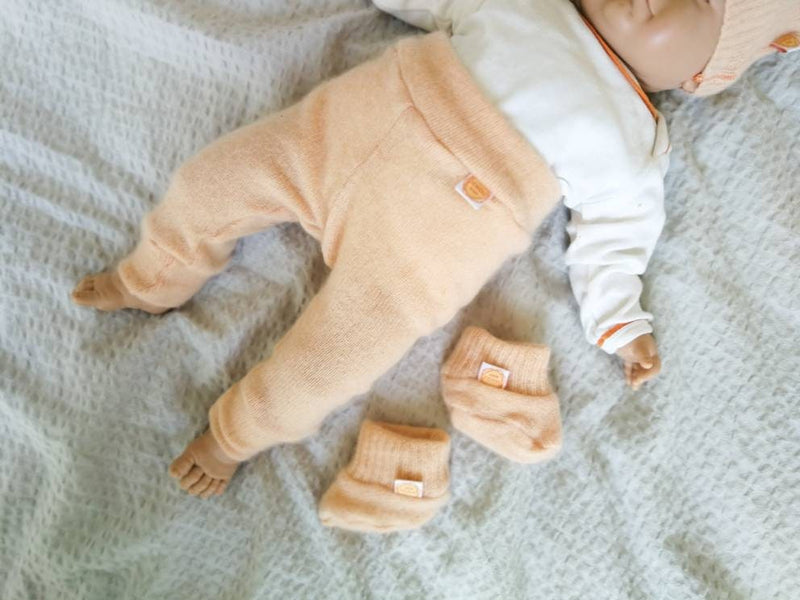 Set of pants, hat and shoes for newborns 50/56 made of 100% rescued merino wool in peach-pink