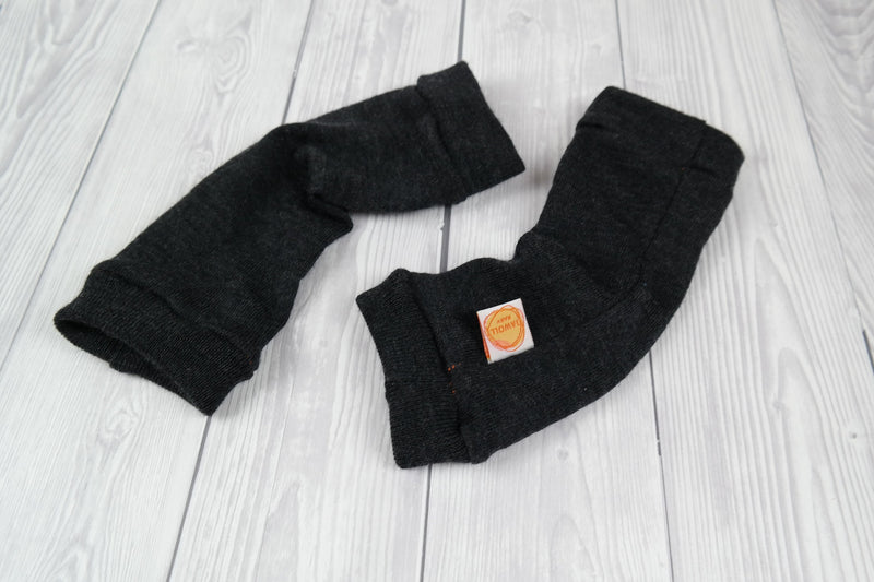 Tragestulpen Beinstulpen Babylegs Dunkelgrau Upcycling aus Wolle natürlicher Sonnenschutz im Sommer für Babys und Kleinkinder in der Trage - Jawoll Baby