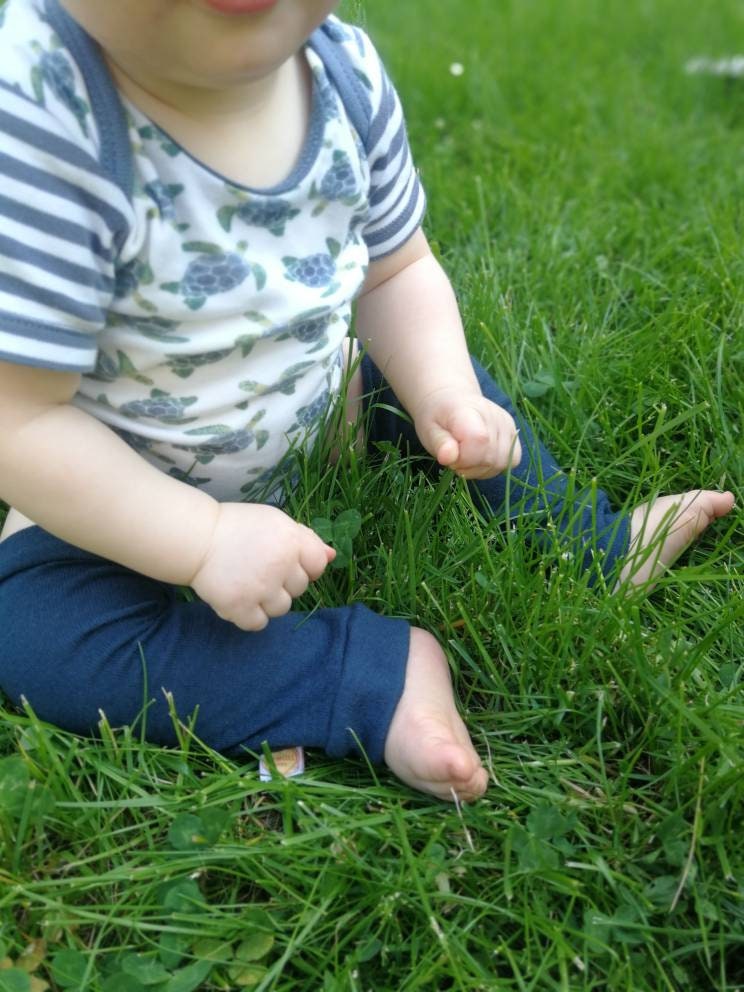 Tragestulpen Beinstulpen Babylegs Dunkelblau Upcycling aus Wolle natürlicher Sonnenschutz im Sommer für Babys und Kleinkinder in der Trage