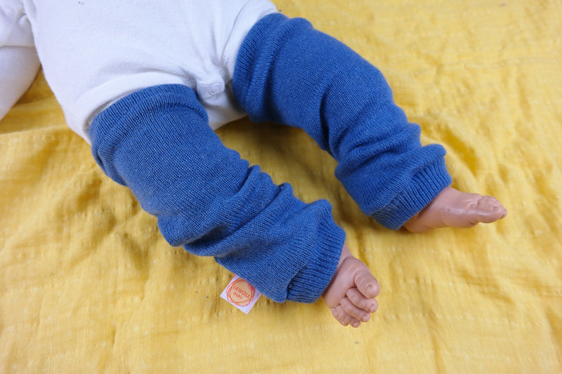 Baby-Stulpen 6-12M aus Kaschmir & Seide Upcycling Tragestulpen Beinstulpen Babylegs für Babys und Kleinkinder in Blau