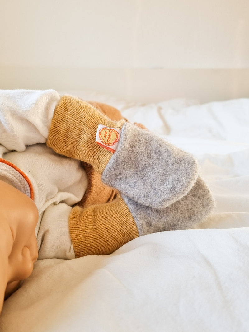 Gloves for babies made of upcycled wool in grey