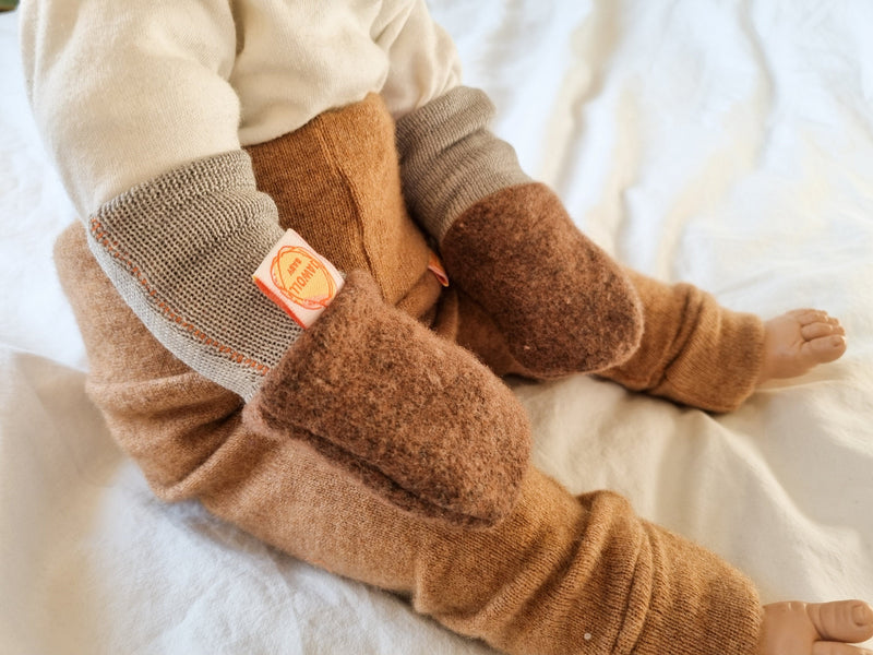 Gloves mittens for babies 0 to 1 year made of upcycled wool in brown and grey