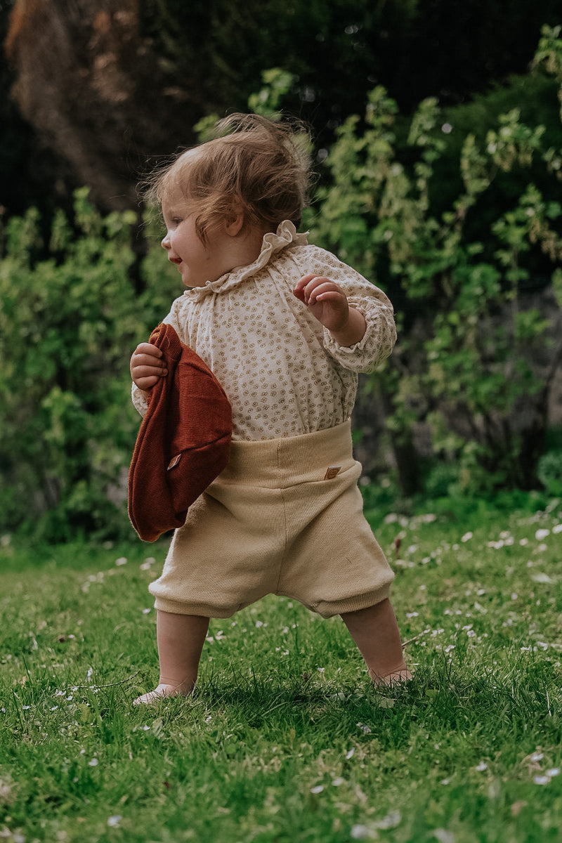 Kurze Hose Shorts für Kinder 110/116 aus 100 % Upcycling Wolle in Sand Beige