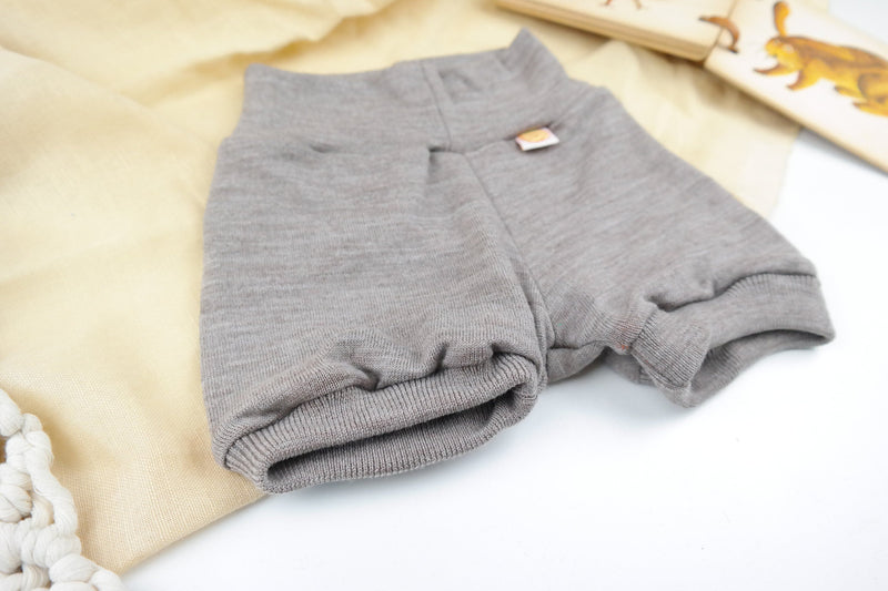 Kurze Hose Shorts für Babys 74/80 aus 100 % Upcycling Wolle in Hell-Grau-Braun