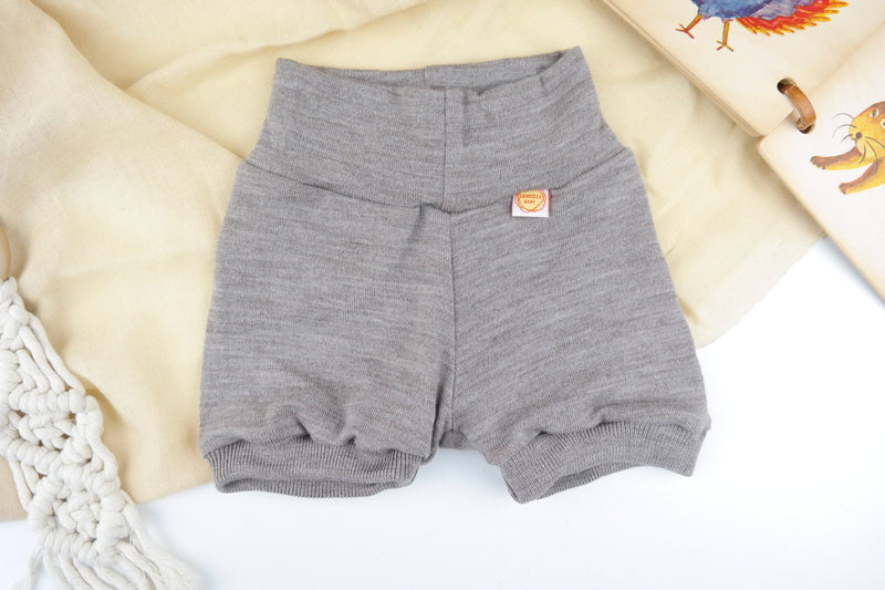 Kurze Hose Shorts für Babys 74/80 aus 100 % Upcycling Wolle in Hell-Grau-Braun