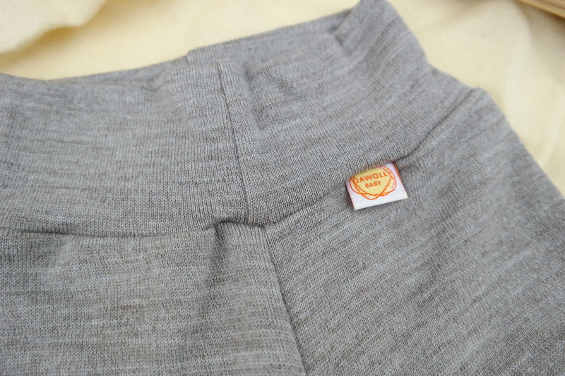 Kurze Hose Shorts für Babys 74/80 aus 100 % Upcycling Wolle in Hell-Grau-Braun