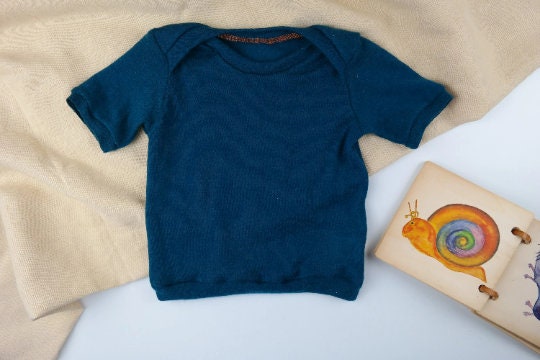 T-Shirt für Babys und Kleinkinder aus Upcycling Wolle in der Farbe deiner Wahl