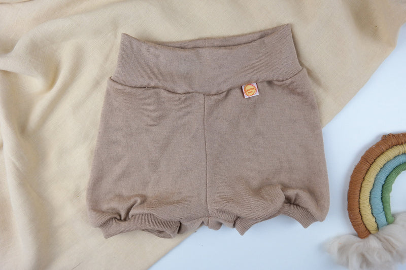 Kurze Hose Shorts für Kinder 110/116 aus 100 % Upcycling Wolle in Sand Beige