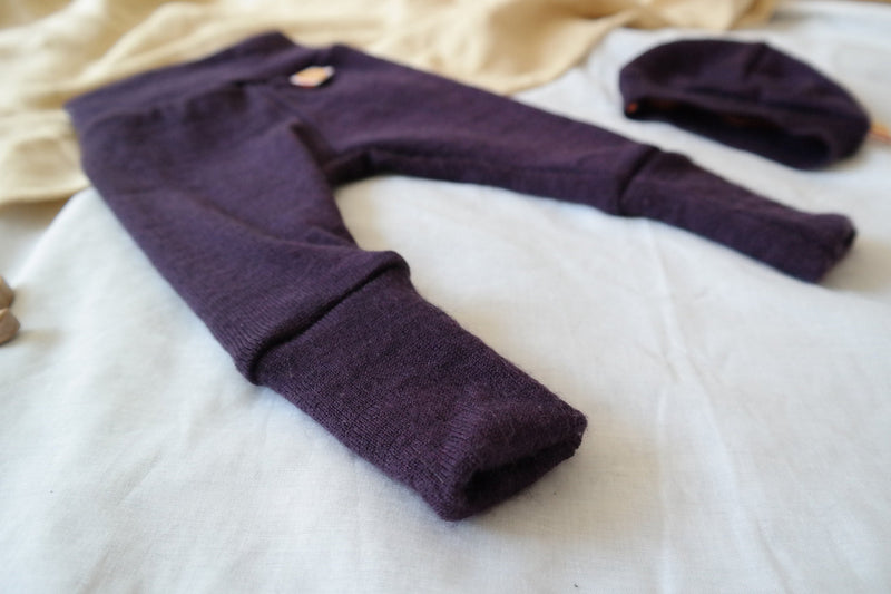 Baby-Set aus Hose und Mütze für Neugeborene 50/56 aus 100 % Upcycling Merino-Wolle in Pflaumenlila