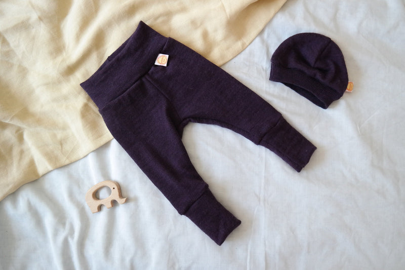 Baby-Set aus Hose und Mütze für Neugeborene 50/56 aus 100 % Upcycling Merino-Wolle in Pflaumenlila