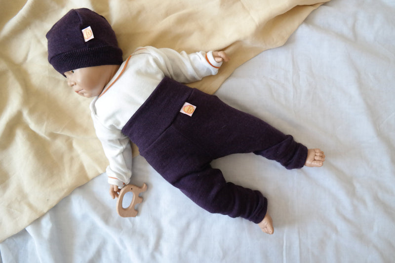 Baby-Set aus Hose und Mütze für Neugeborene 50/56 aus 100 % Upcycling Merino-Wolle in Pflaumenlila