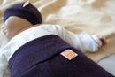 Baby-Set aus Hose und Mütze für Neugeborene 50/56 aus 100 % Upcycling Merino-Wolle in Pflaumenlila - Jawoll Baby