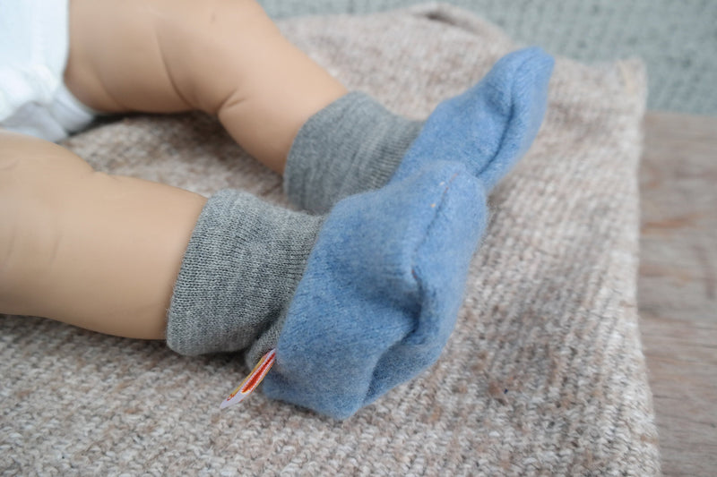 Warm baby shoes made from sustainable upcycling wool 0-3 months in light blue and grey