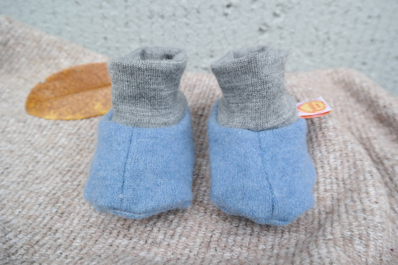 Warm baby shoes made from sustainable upcycling wool 0-3 months in light blue and grey