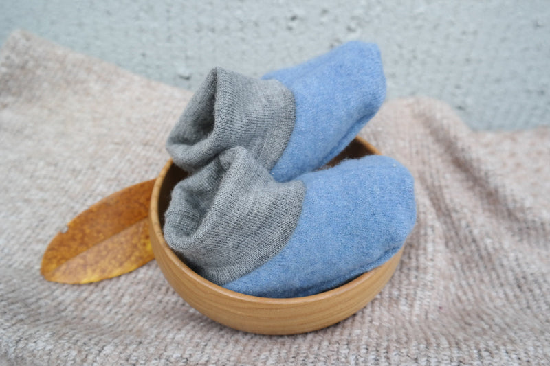 Warm baby shoes made from sustainable upcycling wool 0-3 months in light blue and grey