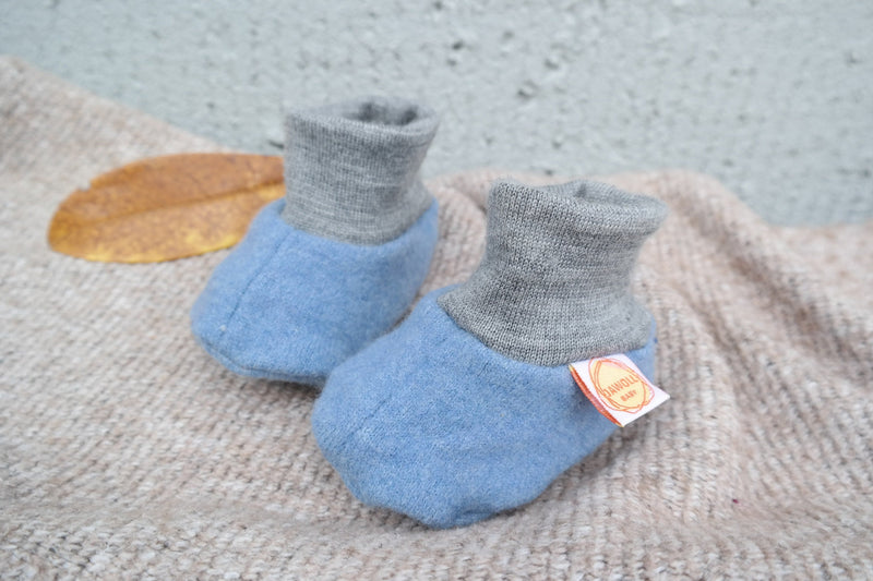 Warm baby shoes made from sustainable upcycling wool 0-3 months in light blue and grey