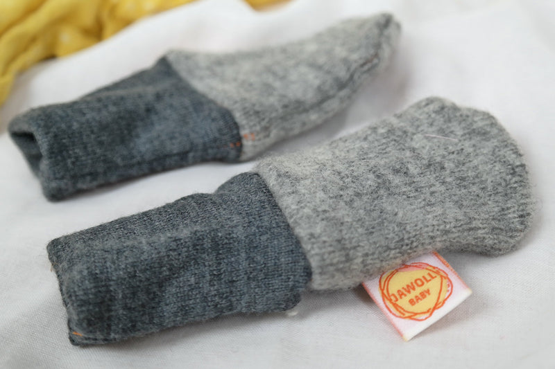 Gloves for babies made of upcycled wool in grey