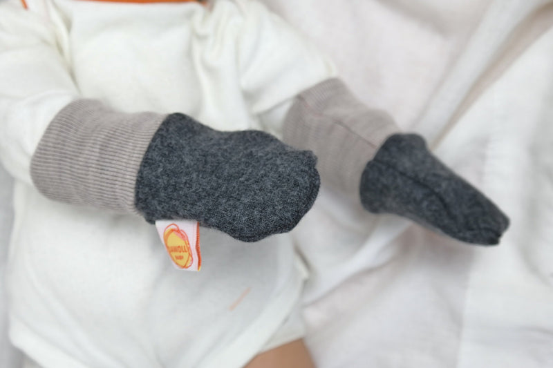 Handschuhe für Babys aus Upcycling Wolle in Grau