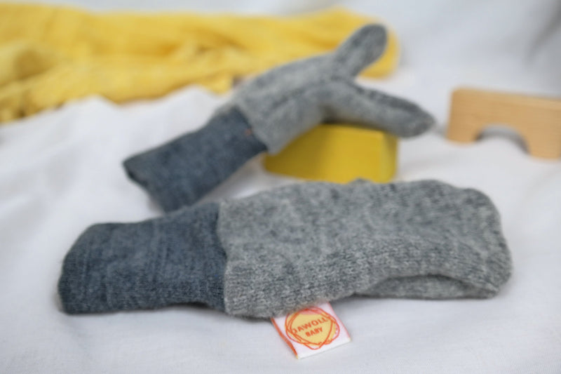 Gloves mittens for children made of upcycled wool in grey