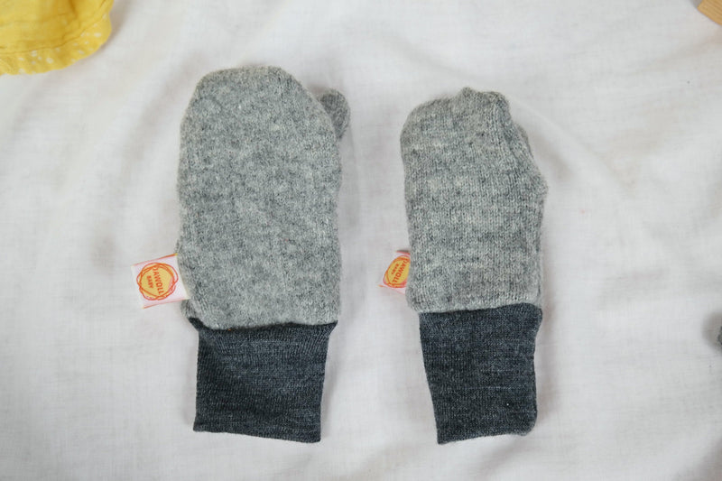 Gloves mittens for children made of upcycled wool in grey