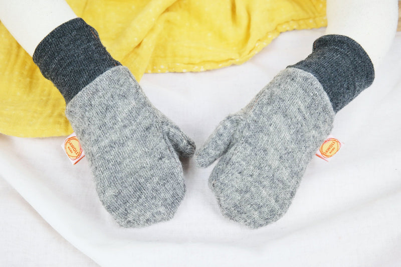 Gloves mittens for children made of upcycled wool in grey