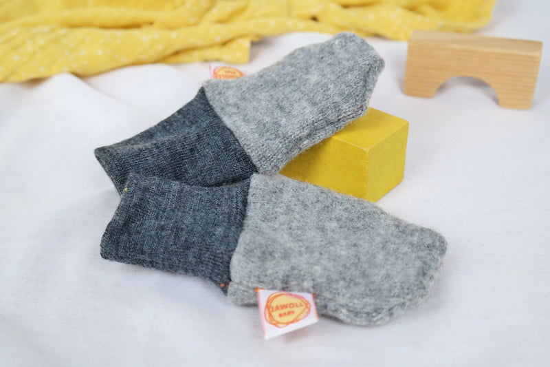 Gloves for babies made of upcycled wool in grey