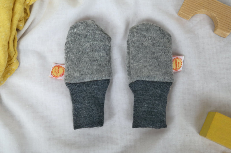 Gloves for babies made of upcycled wool in grey