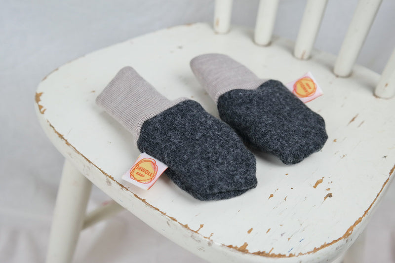 Handschuhe für Babys aus Upcycling Wolle in Grau