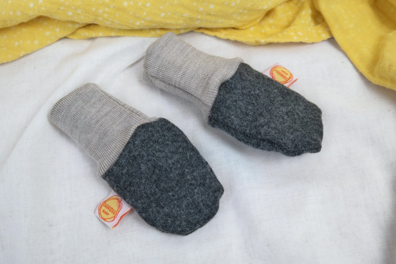 Handschuhe für Babys aus Upcycling Wolle in Grau