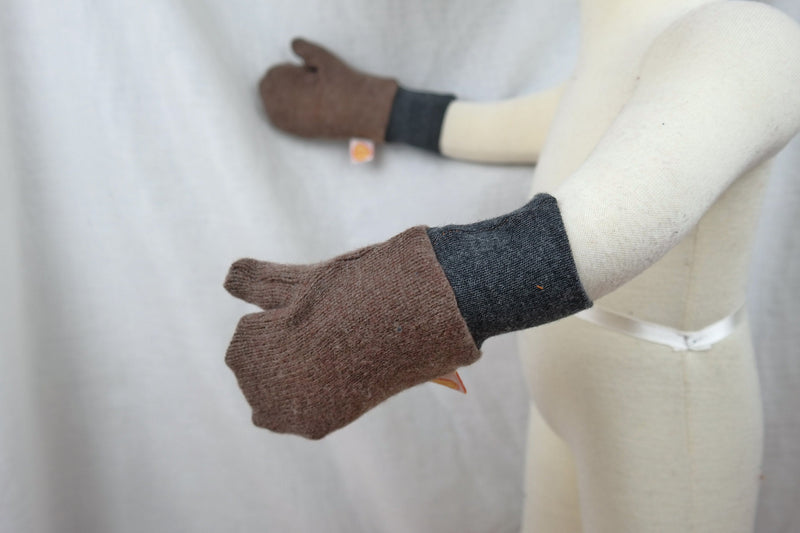 Gloves mittens for children made of upcycled wool in brown and dark grey