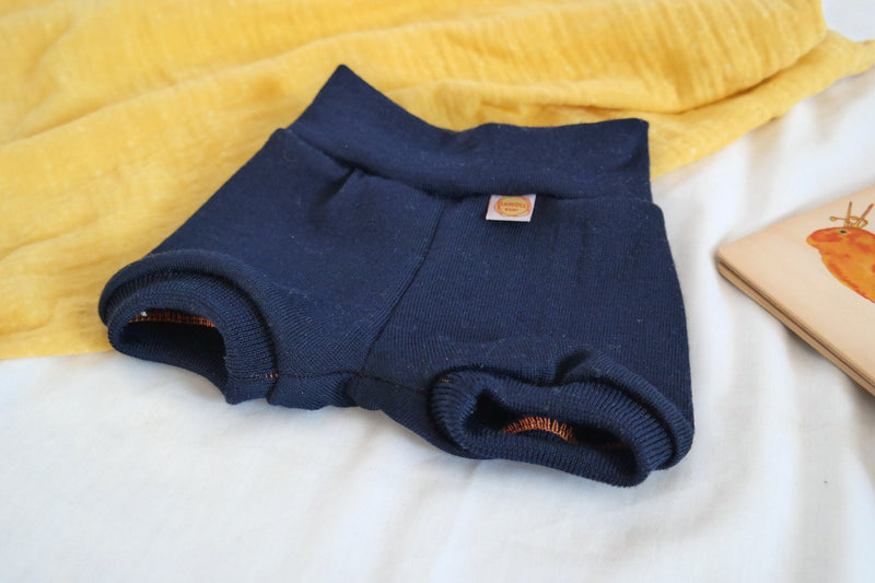 Kurze Hose Shorts für Babys 62/68 aus 100 % Upcycling Wolle in Dunkelblau