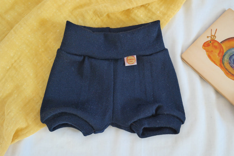 Kurze Hose Shorts für Babys 62/68 aus 100 % Upcycling Wolle in Dunkelblau