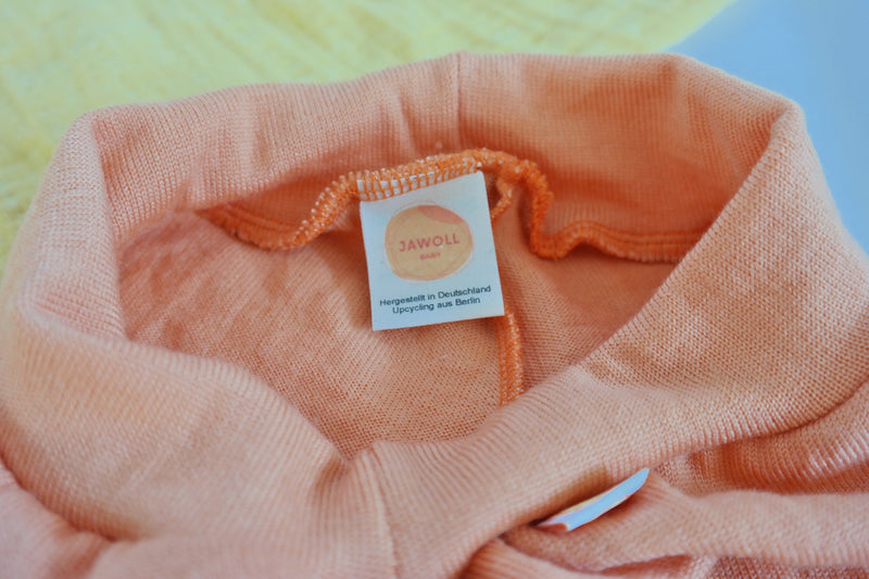 Kurze Hose Shorts für Kinder 110/116 aus 100 % Upcycling Merino-Wolle in Pfirsich-Orange