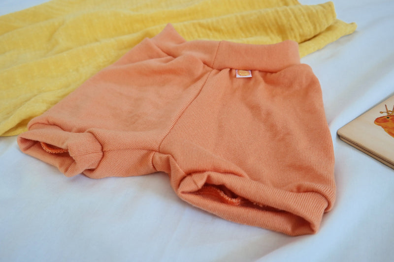 Kurze Hose Shorts für Kinder 110/116 aus 100 % Upcycling Merino-Wolle in Pfirsich-Orange