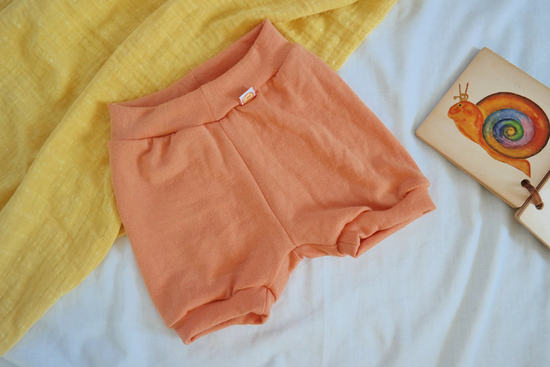 Kurze Hose Shorts für Kinder 110/116 aus 100 % Upcycling Merino-Wolle in Pfirsich-Orange