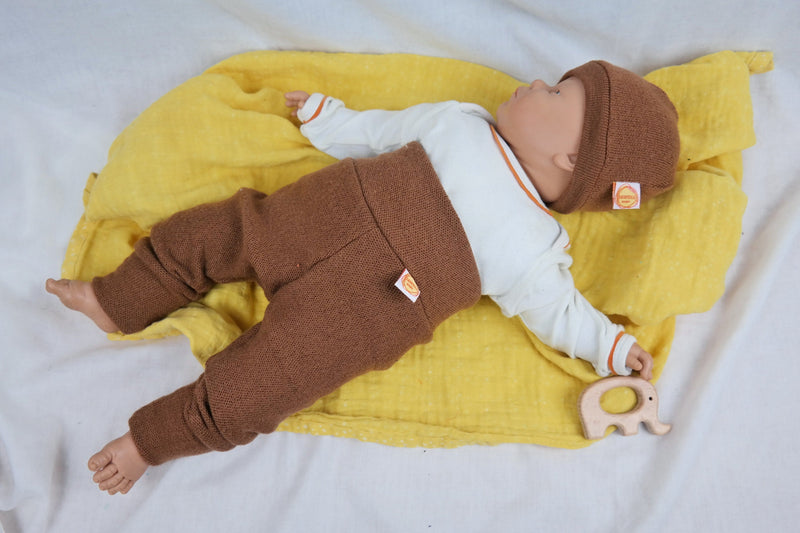 Baby-Set aus Hose und Mütze für Neugeborene 50/56 aus 100 % Upcycling Wolle in Braun