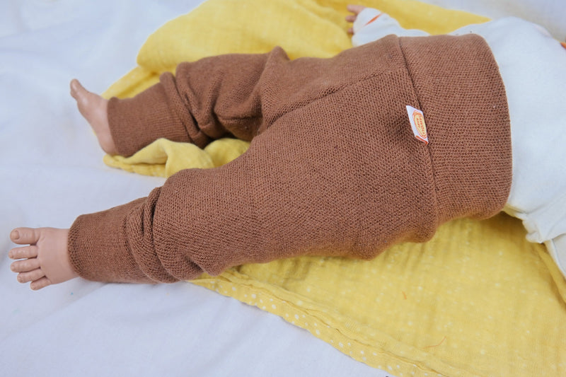 Baby-Set aus Hose und Mütze für Neugeborene 50/56 aus 100 % Upcycling Wolle in Braun