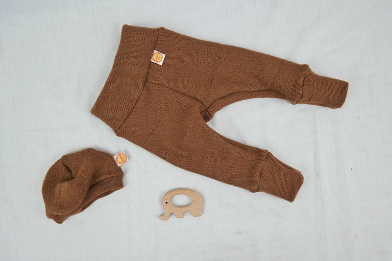 Baby-Set aus Hose und Mütze für Neugeborene 50/56 aus 100 % Upcycling Wolle in Braun