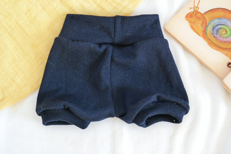 Kurze Hose Shorts für Babys 62/68 aus 100 % Upcycling Wolle in Dunkelblau