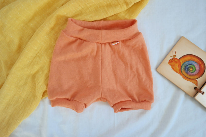 Kurze Hose Shorts für Kinder 110/116 aus 100 % Upcycling Merino-Wolle in Pfirsich-Orange