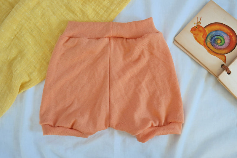 Kurze Hose Shorts für Kinder 110/116 aus 100 % Upcycling Merino-Wolle in Pfirsich-Orange