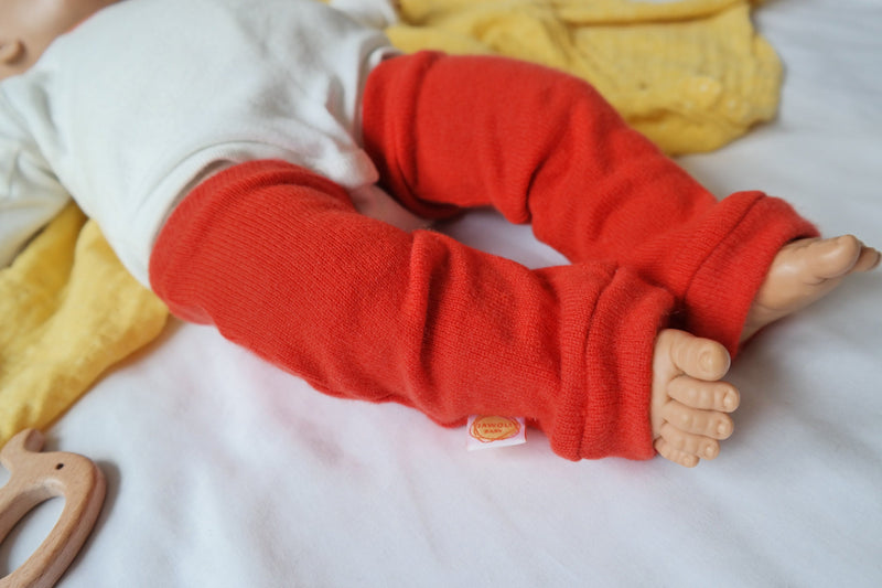 Leg warmers for babies 0-6 M made of upcycled cashmere in coral red