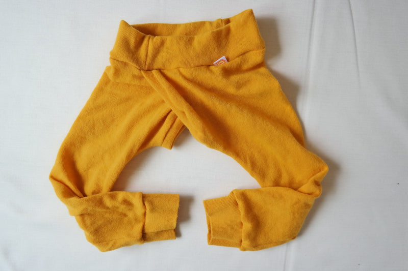 Splitpants für Babys und Kleinkinder zum Windelfrei Abhalten und Trocken werden aus 100 % Upcycling-Wolle in deiner Wunschfarbe