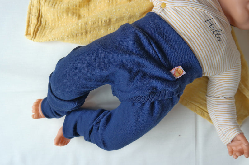 Splitpants für Babys und Kleinkinder zum Windelfrei Abhalten und Trocken werden aus 100 % Upcycling-Wolle in deiner Wunschfarbe