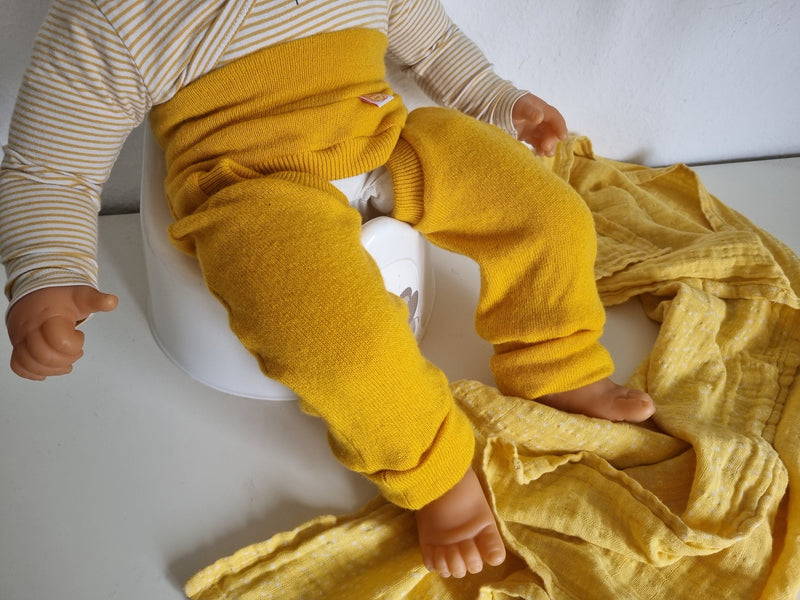 Cowboyhose Abhaltehose Chaps Windelfreikleidung für Babys und Kleinkinder aus 100 % Upcycling-Wolle in deiner Wunschfarbe