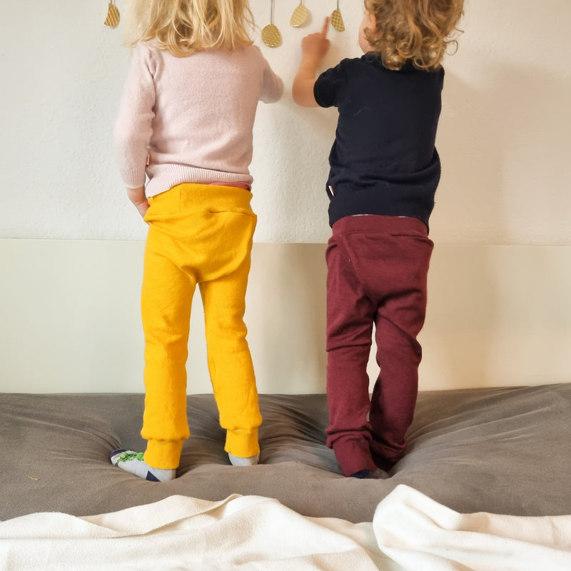 Splitpants für Babys und Kleinkinder zum Windelfrei Abhalten und Trocken werden aus 100 % Upcycling-Wolle in deiner Wunschfarbe