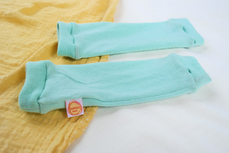 Tragestulpen Beinstulpen Babylegs in Mint Upcycling aus Wolle natürlicher Sonnenschutz im Sommer für Babys 0-6 M in der Trage